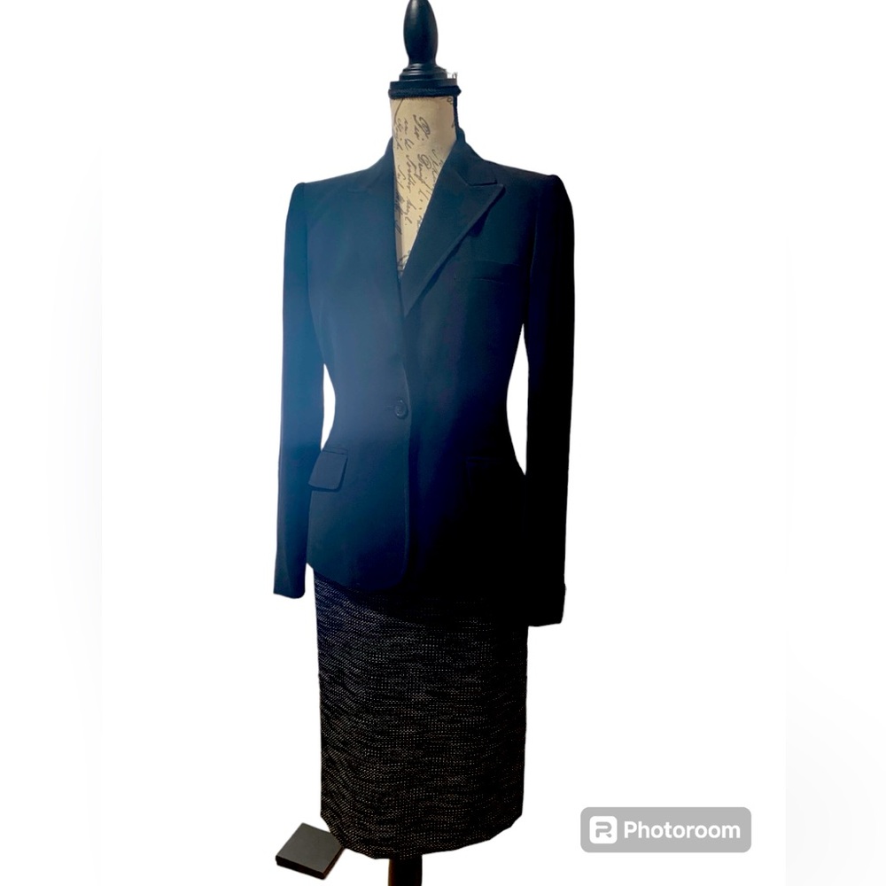 Anne Klein Suit size 2, black Fitted blazer with texturized pencil skirt.
